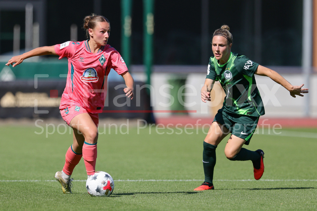 Fussball, Testspiel Frauen, SV Werder Bremen - VfL Wolfsburg | v.li.: Chiara D Angelo (SV Werder Bremen, 2) und Svenja Huth (VfL Wolfsburg, 10) im Zweikampf, Duell, Dynamik, Aktion, Action, Spielszene