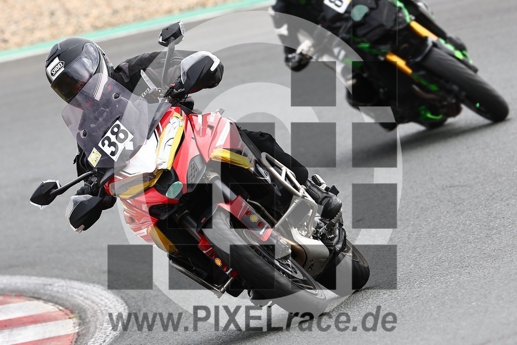 0038-20240910_06822 | Schöne Erinnerungen an spannende Momente - das festzuhalten ist unser Job. PIXELrace.de ist seit 2003 auf den Rennstrecken Europas unterwegs um die Action draußen beim Fahren und die wunderbare Stimmung imm Fahrerlager für euch einzufangen.