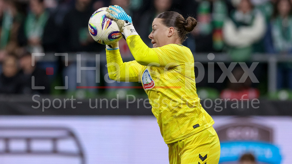 Fussball, Google Pixel Frauen-Bundesliga, SV Werder Bremen - Hamburger SV | Mariella El Sherif (Torhüterin, Torwart, SV Werder Bremen, 39) fängt den Ball, am Ball, Einzelbild, Ganzkörper, Aktion, Action, Spielszene, Portrait, Nahaufnahme, Einzelfoto, Einzelbild, DIE DFB-RICHTLINIEN UNTERSAGEN JEGLICHE NUTZUNG VON FOTOS ALS SEQUENZBILDER UND/ODER VIDEOÄHNLICHE FOTOSTRECKEN. DFB REGULATIONS PROHIBIT ANY USE OF PHOTOGRAPHS AS IMAGE SEQUENCES AND/OR QUASI-VIDEO.