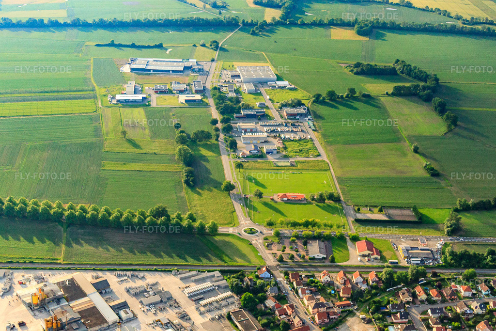 Luftbild: Industriegebiet ZI Du Ried mit Tir Technologies, Antway in Kilstett im Bundesland Bas-Rhin in Frankreich. – Foto: IMG_28867.jpg vom 14.06.2010 durch Werner Riehm/FLY-FOTO.de – Auflösung des Originals: 4467 x 2978 px – Fabricant Français de stores sur mesure | Stores Marquises – antway.fr