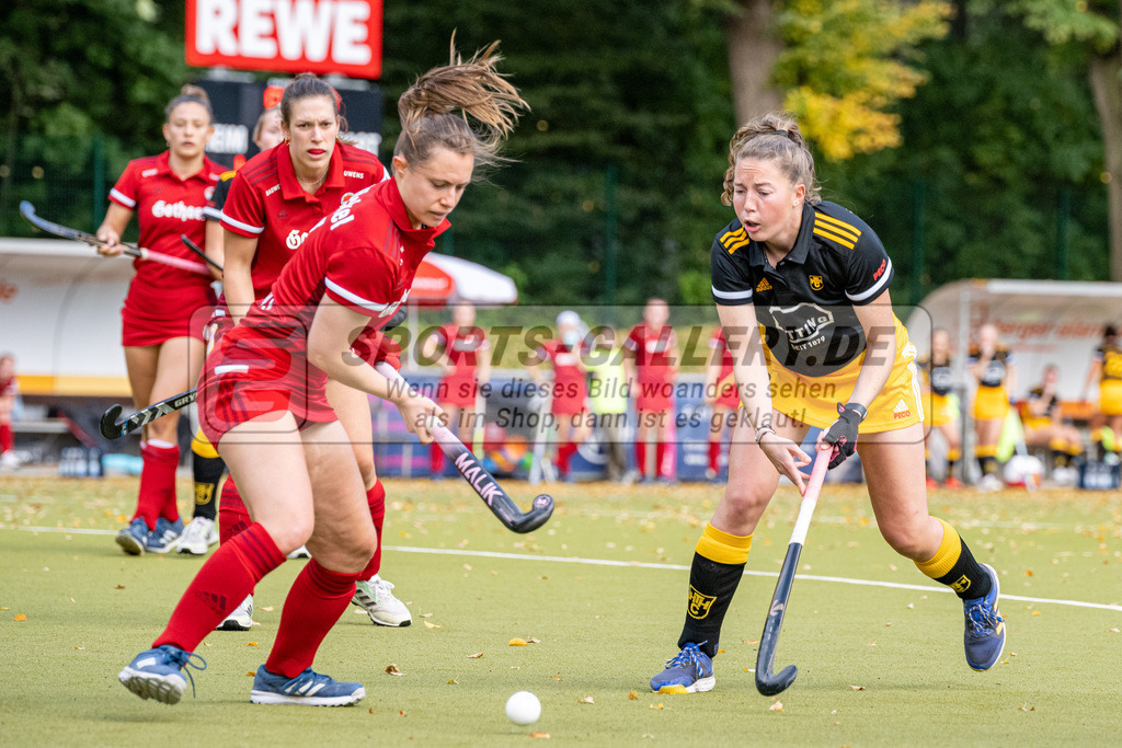 SFE_20221008_0053 | 1. Bundesliga Hockey Damen Rot-Weiss Köln - Harvestehuder THC am 08.10.2022 in Köln (KTHC Stadion Rot-Weiss Köln Tennis and Hockey Club), Photo: Stephan Fehrmann 2022 (Sports-Gallery) ,Teresa Martin Pelegrina ( Harvestehuder THC #13),Lea Thomas ( Rot-Weiss Köln #35 ) ,Lea Stöckel ( Rot-Weiss Köln #7 )