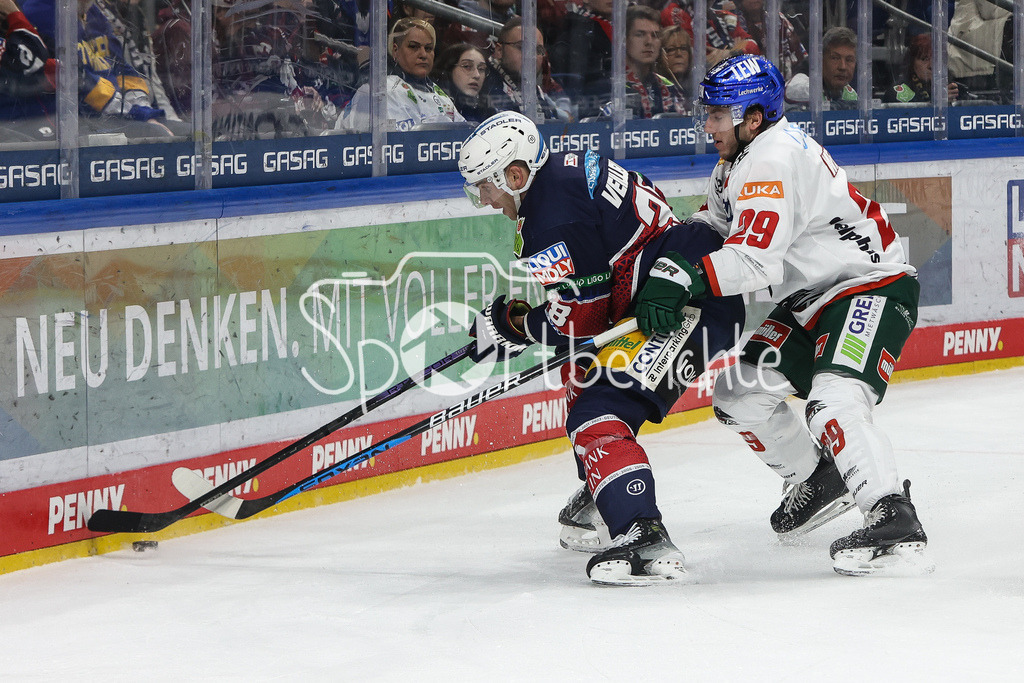 Eisbären Berlin - Augsburger Panther | Yannick VEILLEUX (EBB #38) im Duell mit Nicholas WELSH (AEV #29) / Zweikampf