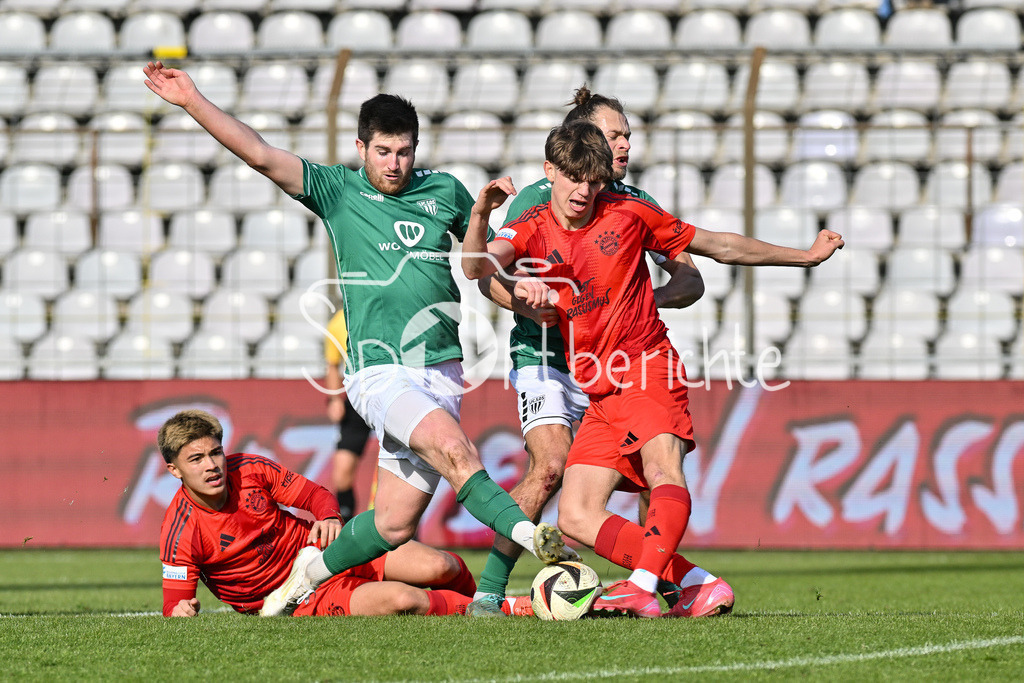 FC Bayern Amateure - 1. FC Schweinfurt 05 | im Duell Kevin FERY (FC SChweinfurt 15) und Guido DELLA ROVERE (FC Bayern München II #10) / Zweikampf / Regionalliga Bayern: FC Bayern Muenchen II - 1. FC Schweinfurt 1905, Gruenwalder Stadion am 22.02.2025