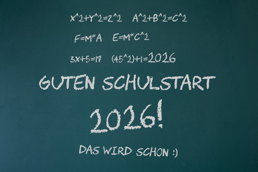 GUTEN SCHULSTART 2026 und eine mathematische Formel als humorvollen Zusatz auf einer Schultafel | GUTEN SCHULSTART 2026 und eine mathematische Formel als humorvollen Zusatz auf einer Schultafel - Realisiert mit Pictrs.com