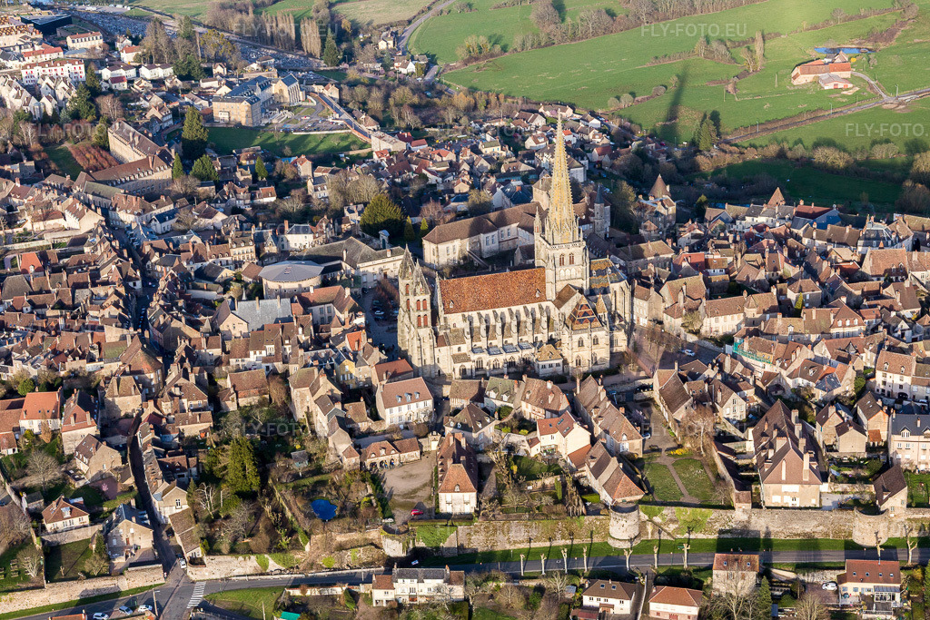 Vue aérienne: (Bourgogne) à Autun dans le département Saône et Loire, France. Photo: IMG_105481.jpg prise le 01/04/2018 par Werner Riehm/FLY-FOTO.euRésolution de l'original: 5472 x 3648 px