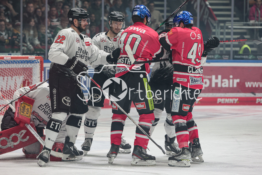 Augsburger Panther - Koelner Haie  | Sebastian Waennstroem (AEV #40) und Moritz Mueller (KEC #91) sind sich nicht ganz gruen / Michael Clarke (AEV #49)