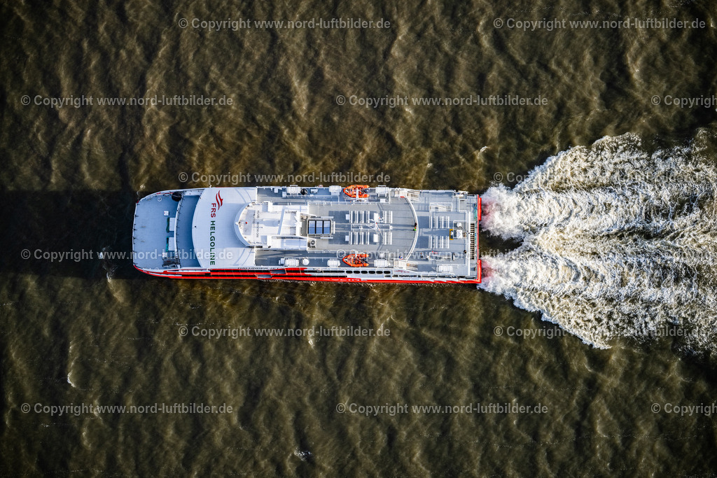 Halunder_Jet_auf_der_Elbe_FRS_Senkrechtaufnahme_ELS_3914060525 | HAMBURG 06.05.2025 Senkrecht- Luftbild aus der Satelliten- Perspektive vom Fahrt eines Fähr- Schiffes " Halunder Jet Katamaran " in Hamburg, Deutschland. // Vertical aerial view from the satellite perspective of the ride a ferry ship " Halunder Jet Katamaran " in Hamburg, Germany. Foto: Martin Elsen