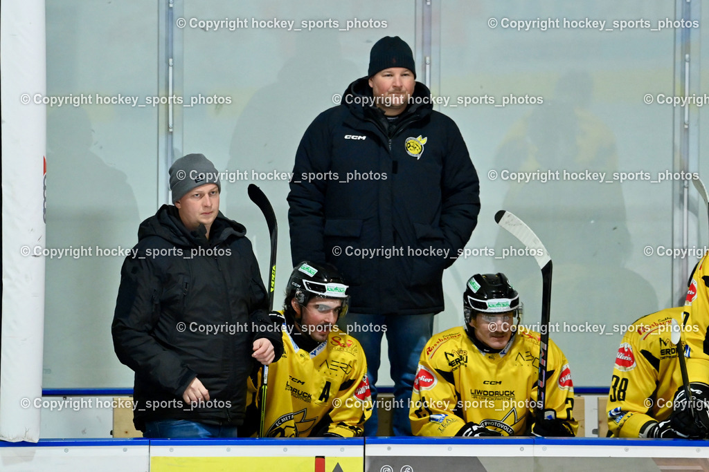 ESC SPARKASSE STEINDORF vs. MET PHOTOVOLTAIK HORNETS SPITTAL | Spielerbank EC Hornets Spittal, Sportlicher Leiter EC Hornets Spittal Martin Bodner, Headcoach EC Hornets Spittal Buchbauer Thomas,  hängende Köpfe, ESC SPARKASSE STEINDORF vs. MET PHOTOVOLTAIK HORNETS SPITTAL, ESC SPARKASSE STEINDORF vs. MET PHOTOVOLTAIK HORNETS SPITTAL am 22.11.2025 in Steindorf (Ossiachersee Halle), Austria, (Photo by Bernd Stefan)