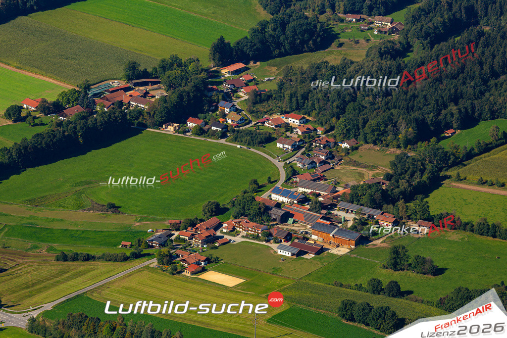 Die Luftaufnahme Thening - Hohenwarth wurde 2021 mittels Flugzeug (keine Drohne) erstellt. Hohe Auflösung -für große Poster und Wandbilder geeignet!