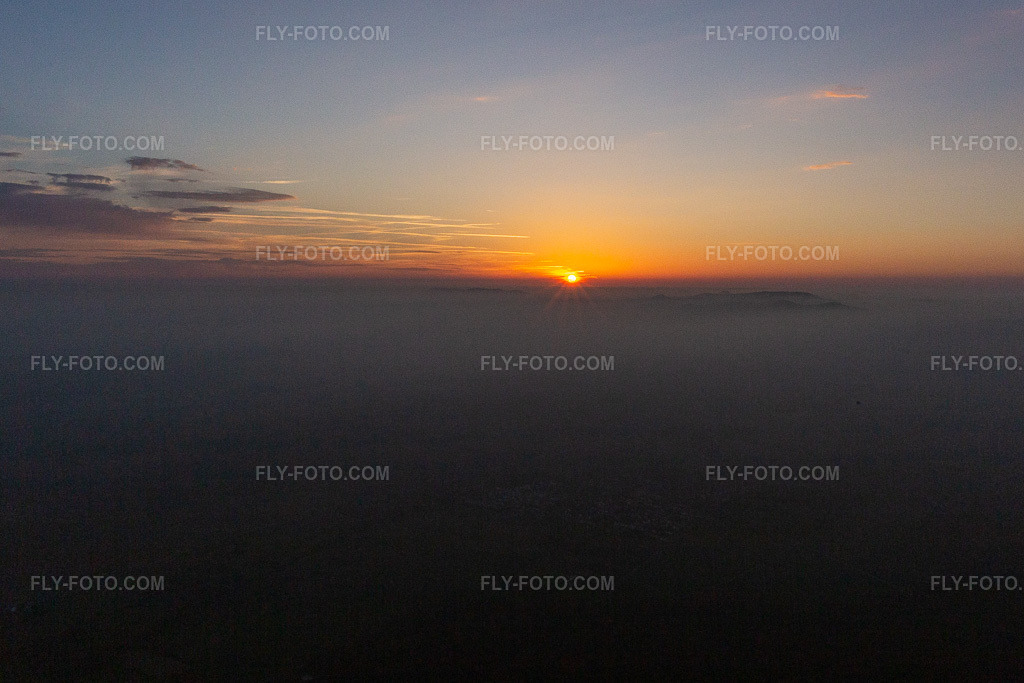 Aerial view: Sunset over the Northern Vosges and the Palatinate Forest in Wissembourg in the state Bas-Rhin, France. – Photo: IMG_144102.jpg taken on 11/09/2024 by Werner Riehm/FLY-FOTO.com – Resolution of the original: 4651 x 3101 px