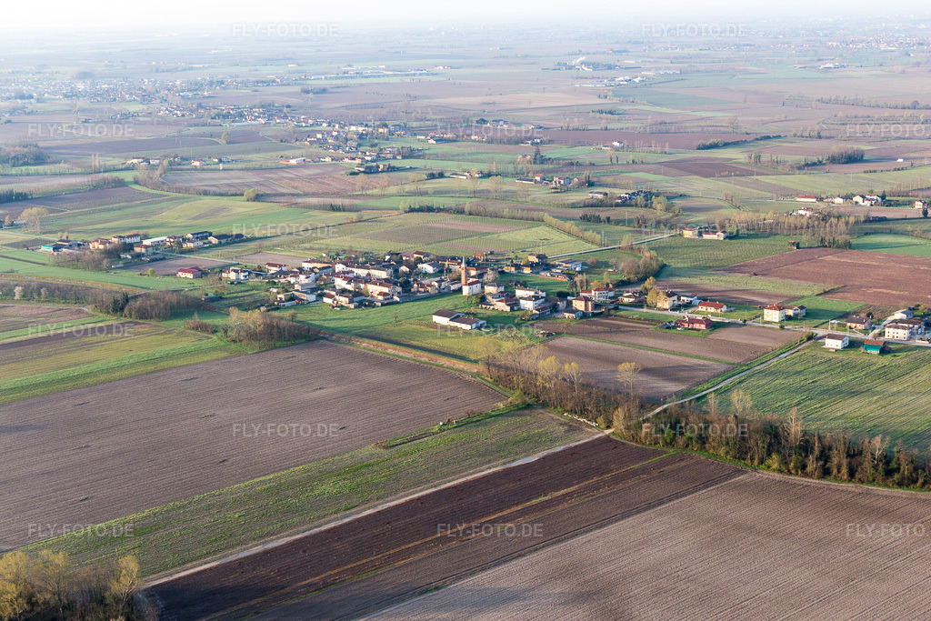 Luftbild: Ortsansicht in Carbona im Bundesland Friaul-Julisch Venetien in Italien. Foto: IMG_105647.jpg vom 08.04.2018 durch Werner Riehm/FLY-FOTO.de