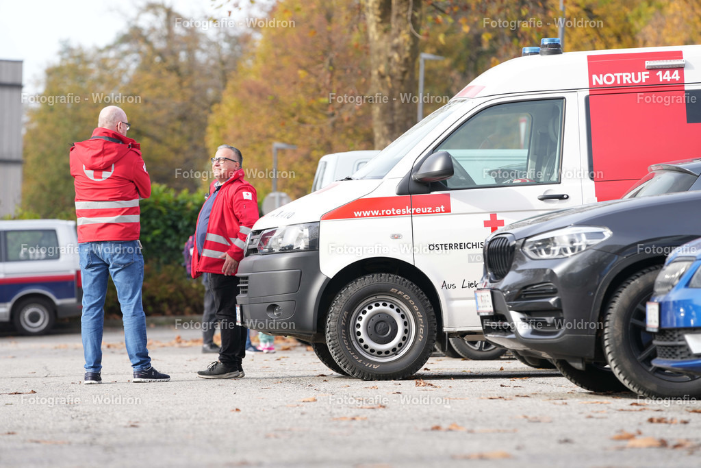 20221111 Amoklauf in Mittelschule Haselstauden | DORNBIRN, OESTERREICH - 11. NOVEMBER: Polizeieinsatz waehrend des Amoklaufs in der Mittelschule Haselstauden in Mittelschule Haselstauden on November 11, 2022 in Dornbirn, Austria.