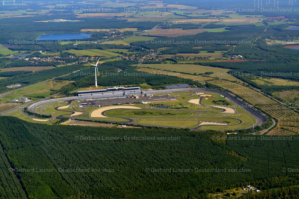 3636879 | SCHIPKAU 25.08.2016 Rennstrecke der Rennbahn " Lausitzring " in Schipkau im Bundesland Brandenburg, Deutschland. Weiterführende Informationen bei: DEKRA Automobil GmbH. // Racetrack racecourse " Lausitzring " in Schipkau in the state Brandenburg, Germany. Further information at: DEKRA Automobil GmbH. Foto: Gerhard Launer