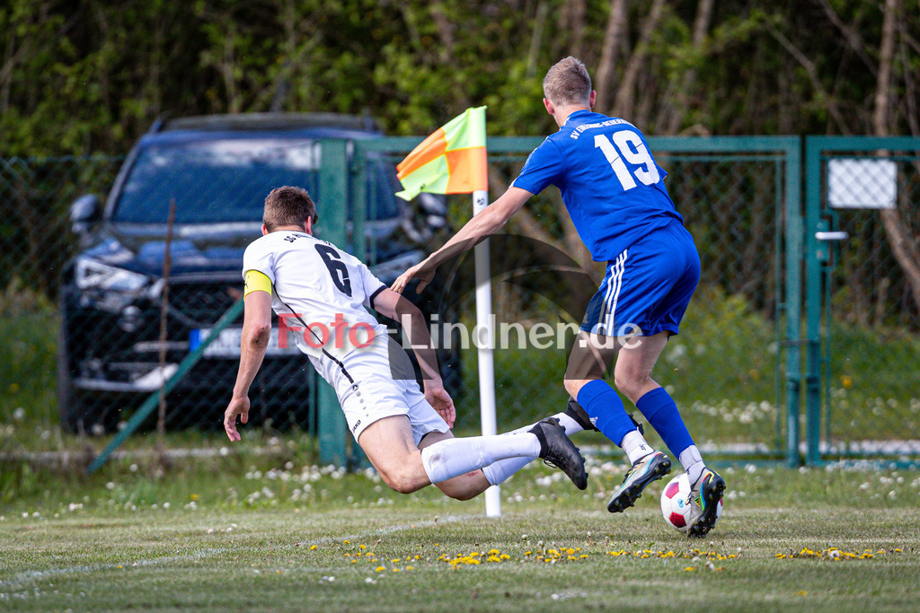 SG Hungerbach vs SV Eurasburg-Beuerberg | Meisterrunde Kreisklasse Gruppe C, SG Hungerbach vs SV Eurasburg-Beuerberg, 20240427,
Duell zwischen Maximilian TAFERTSHOFER (SGH 6) und Michael KERSCHBAUMER (SVEB 19),
2024-04-27 in Oberhasuen (Sportplatz Oberhasuen)
6 Maximilian TAFERTSHOFER (SGH 6), 19 Michael KERSCHBAUMER (SVEB 19)
Copyright: WolfgangxLindner www.foto-lindner.de