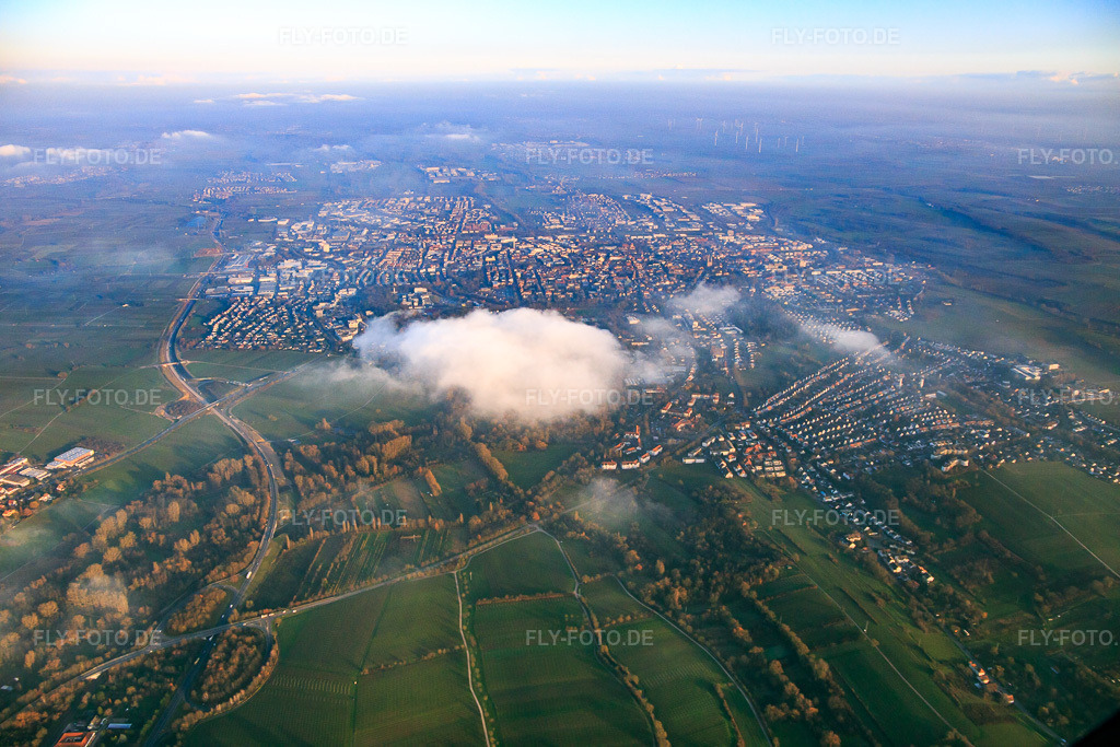 Luftbild: Stadtansicht aus Süden unter tiefer Wolke in Landau in der Pfalz im Bundesland Rheinland-Pfalz in Deutschland. Foto: IMG_135382.jpg vom 12.12.2022 durch Werner Riehm/FLY-FOTO.de