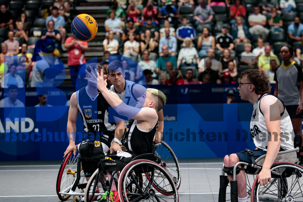 SES_TTG3X320250718-2840 | bond - Realisiert mit Pictrs.com