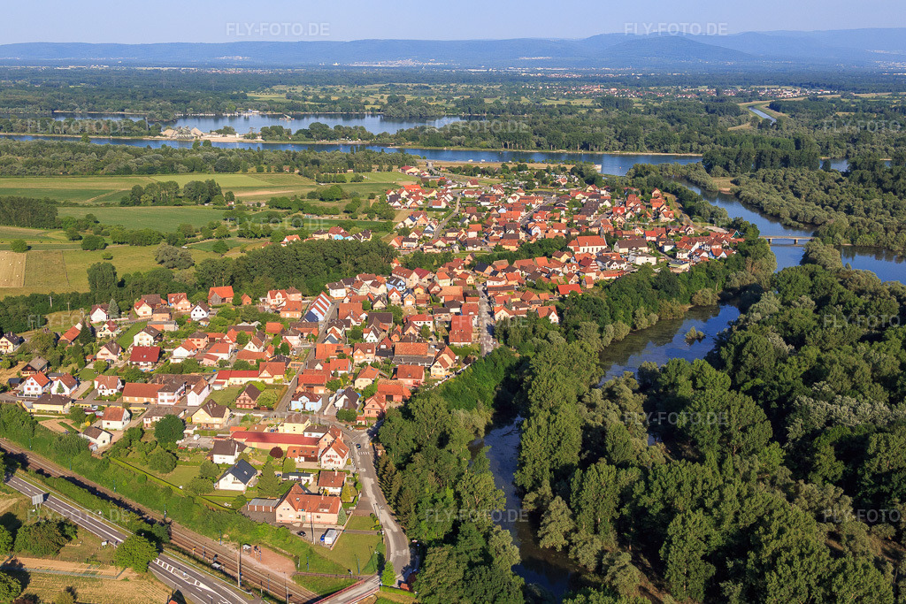 Luftbild: Ortsansicht von Westen in Munchhausen im Bundesland Bas-Rhin in Frankreich.Foto: IMG_080177.jpg vom 05.06.2015 durch Werner Riehm/FLY-FOTO.deAuflösung des Originals: 5472 x 3648 px