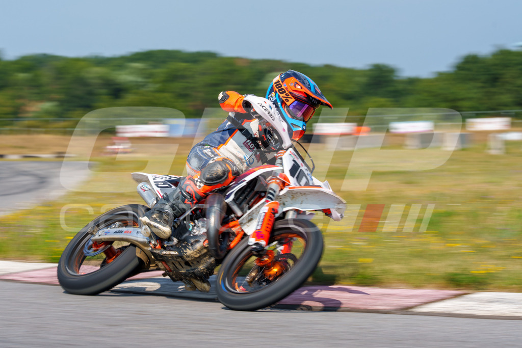 SuperMoto_Staatsmeisterschaft_Fuglau-537 | GRIPcapture steht für authentische Sportfotografie in Österreich – für Momente, die mehr sind als Geschwindigkeit oder Ergebnis. Es geht um Emotion, Spannung, Fokus und den Augenblick, der oft nur einen Wimpernschlag dauert.Ob Motorsport, Teamsport oder 