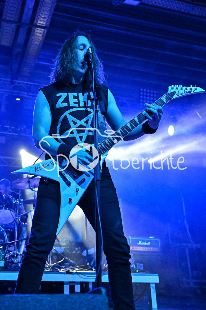 Evil Obsession | Hellripper Frontmann Jamec McBAIN mit Gitarre beim Konzert in Regensburg am Mikrofon / Evil Obsession Part II, Eventhall Airport am 29.12.2024