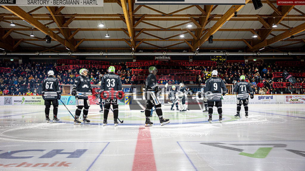 TSV Peißenberg MINERS gegen HC Landsberg RIVERKINGS | Eishockey Bayernliga Herren Vorrunde 2024/25, TSV Peißenberg MINERS gegen HC Landsberg RIVERKINGS, 20241108,Zuschauer, Banner, volles Stadion, Erhalt der Eishalle, Spielervorstellung,2024-11-08 in Peißenberg (Eisstadion Peißenberg)Copyright: WolfgangxLindner foto-lindner.de