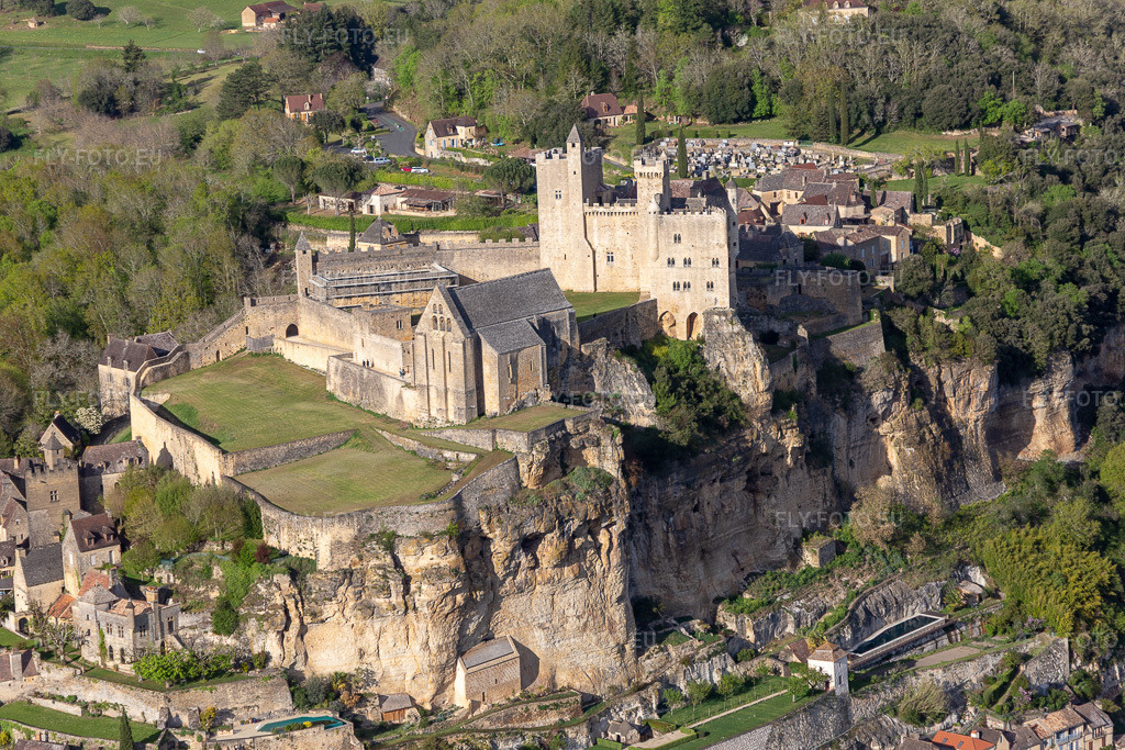 Vue aérienne: Château de Beynac à Beynac-et-Cazenac dans le département Dordogne, France. Photo: IMG_113506.jpg prise le 16/04/2019 par Werner Riehm/FLY-FOTO.euRésolution de l'original: 5472 x 3648 px
