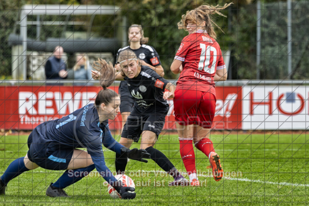 20251012_134115_0588-Bearbeitet | Svea Marie Hamann (1.FC Donzdorf #01) 1.FC Donzdorf (schwarz) vs. VfB Stuttgart II (rot), Fussball, Frauen-Verbandsliga Württemberg, 05. Spieltag, Saison 2025/2026, Rasenplatz Lautertal Stadion, Süßener Straße 16, 73072 Donzdorf, 12.10.2025 - 13:00 Uhr,Foto: PhotoPeet-Sportfotografie/Peter Harich