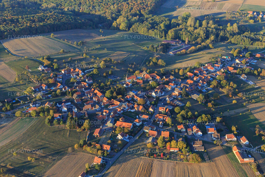 Aerial view: View of the town from the southwest in Memmelshoffen in the state Bas-Rhin, France. – Photo: IMG_112144.jpg taken on 10/13/2018 by Werner Riehm/FLY-FOTO.com – Resolution of the original: 5472 x 3648 px