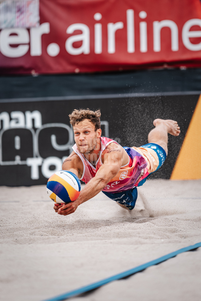Beachvolleyball | Männer | Allianz German Beach Tour 2024 | Tourstop Kühlungsborn 2 | 18.08.2024 | Eric Stadie springt zum Ball