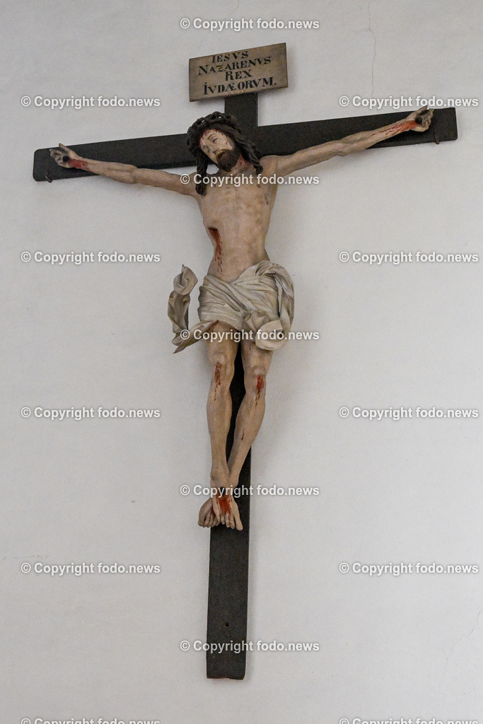 Mauthausen_ Schloss Pragstein_ 25.07.2023-13 | 25.07.2023, Mauthausen, AUT, Schloss Pragstein, im Bild Pfarrkirche Hl. Nikolaus in Mauthausen, Kruzifix