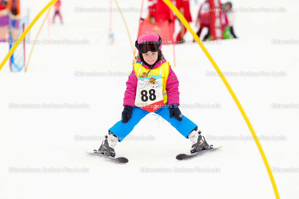 SRF_02.01.2026_0015 | Skirennfotos,Serfaus,Fiss,Ladis,Kinderskirennen,Winter,Tirol,Oberland,skirace,SFL,feelfree,weil wir's genießen,ski,Ski,skifahren,Sonnenplateau, - Realisiert mit Pictrs.com