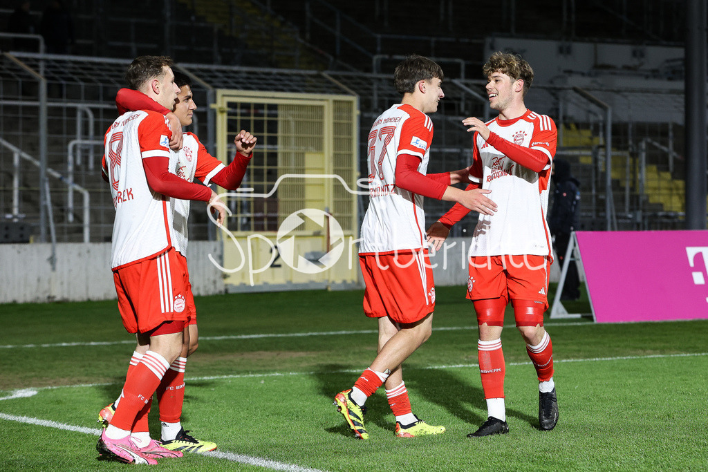 FC Bayern Amateure - 1. FC Schweinfurt 05 | Jubel der Bayern nach dem Treffer zum 1-0 durch Lovro ZVONAREK (FCB #8) / Tor / Torschuezte / Freude / Happy