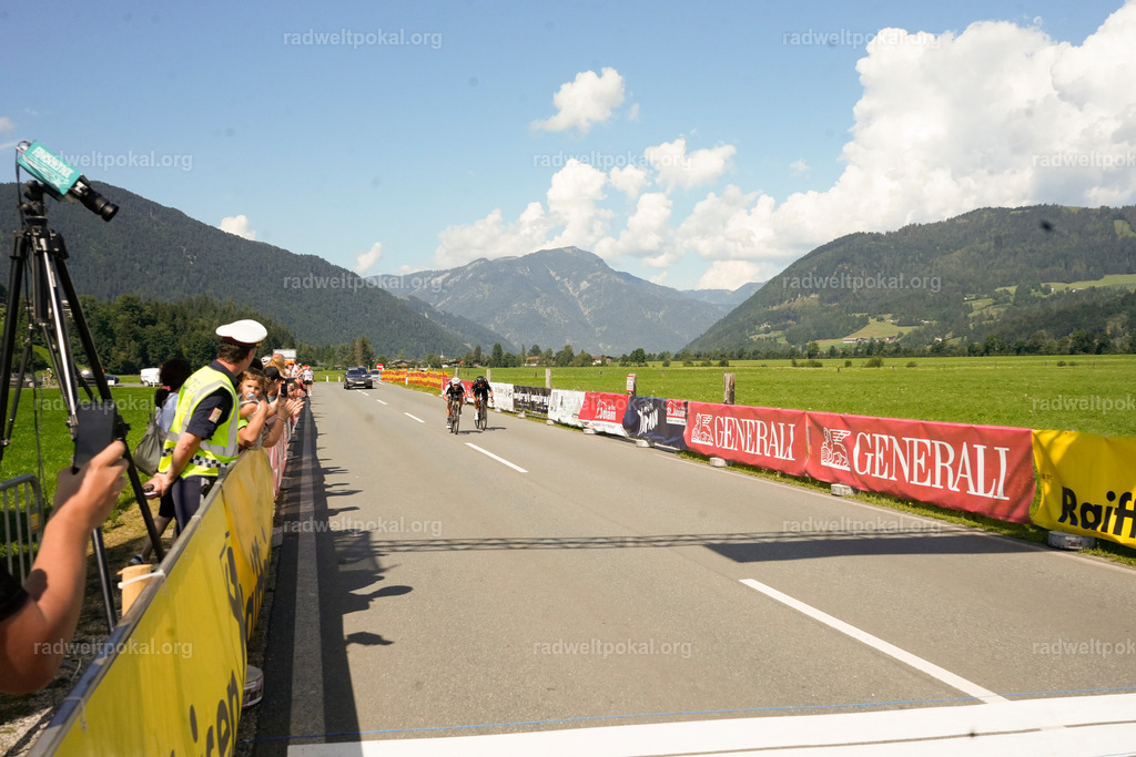 831_20230817_Bewerb_Maenner_Muehlanger | AUT - OESTERREICH, 2023-08-16: SPORT RENNRAD-FAHREN - 55. INTERNATIONALER RADWELTPOKAL IN ST. JOHANN IN TIROL  - Vintage-Radrennen mit WM-Bronze-Medaillen-Siegerin Christina Schweinberger, den Teilnehmer und Alexander Baumann (vom Orginastions-Team) - TAG 2 BEWERB MAENNER IN SECHS GRUPPEN  ; Foto: Roland Muehlanger