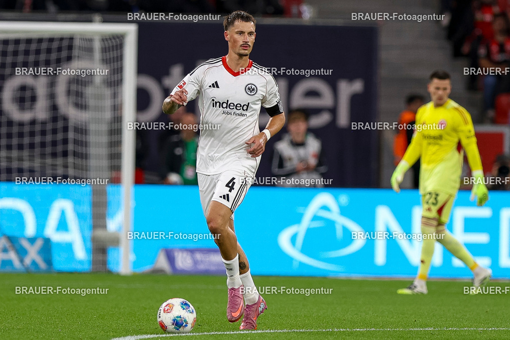 Bayer 04 Leverkusen vs Eintracht Frankfurt - Bundesliga  | Leverkusen, Deutschland, 12.09.25:   Robin Koch (Eintracht Frankfurt) in Aktion am Ball, Einzelaktion waehrend des Spiels der Bundesliga zwischen  Bayer 04 Leverkusen vs Eintracht Frankfurt in der BayArena(Foto von Brauer-Fotoagentur / Adrian Schlueter)