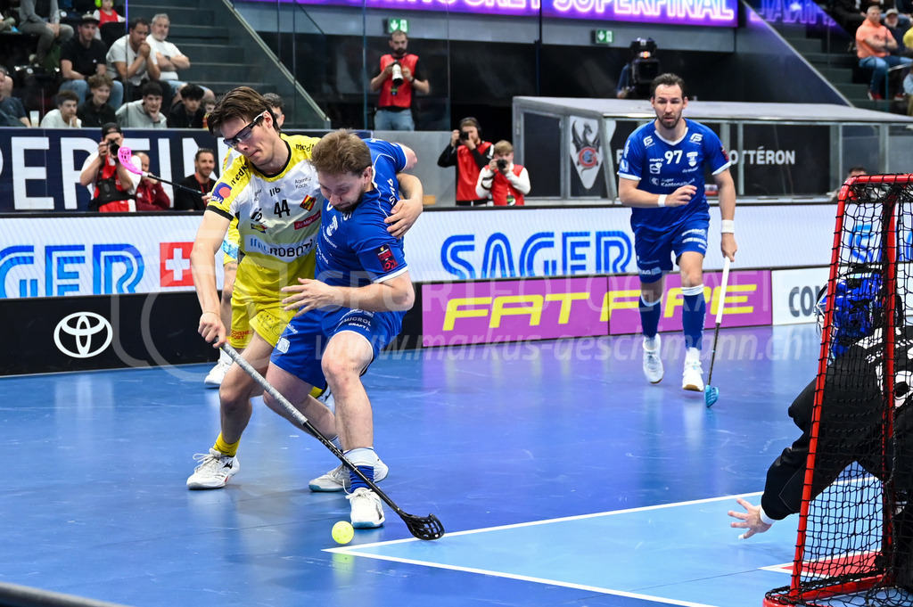 Zug United - HC Rychenberg - 25. April 2026 | Dani Jaaranen (#44 HC Rychenberg Winterthur) gegen Manuel Staub (#8 Zug United) am L-UPL Superfinal-Spiel zwischen Zug United und HC Rychenberg am 25. April 2026 in der BCF Arena, Fribourg, Schweiz.Bild: Sportfotografie Markus Aeschimann | www.markus-aeschimann.ch - Realized with Pictrs.com