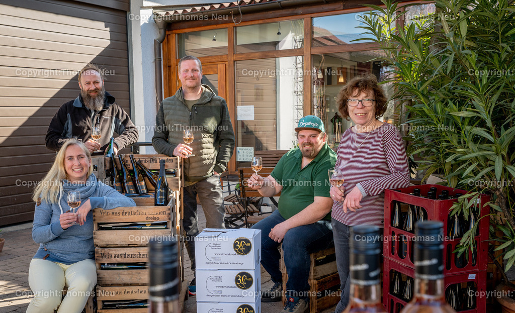 Weingut_Simon_Buerkle_DSC_2929 | Zwingenberg, das Weingut Simon-Bürkle feiert sein 30jähriges Bestehen, Unser Bild zeigt (von links): Carmen Bauer, Tomasz Dobrowolski,Jan Faber, Johannes Bürkle und Dagmar Simon, , Bild: Thomas Neu
