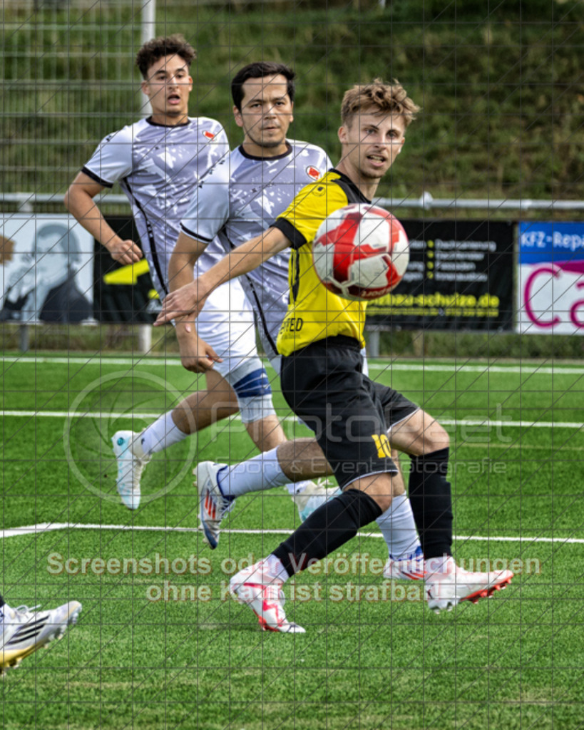 20250824_130340_0192-Bearbeitet | #,1.FC Heiningen II (gelb) vs. 1.Göppinger SV III (weiß), Fußball, Kreisliga B7 - Bezirk Neckar/Fils, 01. Spieltag, Saison 2025/2026, Kunstrasenplatz Sportzentrum Heiningen, Krautgarten 1, 73092 Heiningen, 24.08.2025 - 13:00 Uhr,Foto: PhotoPeet-Sportfotografie/Peter Harich