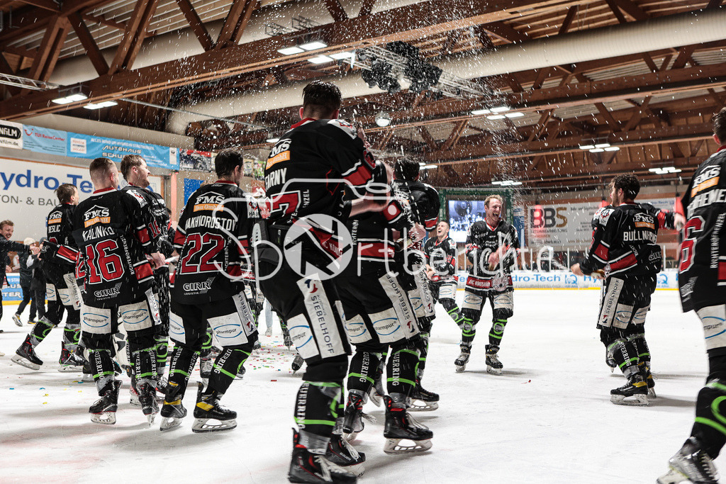 EHC Königsbrunn - TEV Miesbach | Grenzenloer Jubel beim EHC Koenigsbrunn nach dem Gewinn der Bayerliga Meisterschaft im Spiel 3 der Playoffserie gegen den TEV Miesbach / Jubel / Freude / Siegerfoto