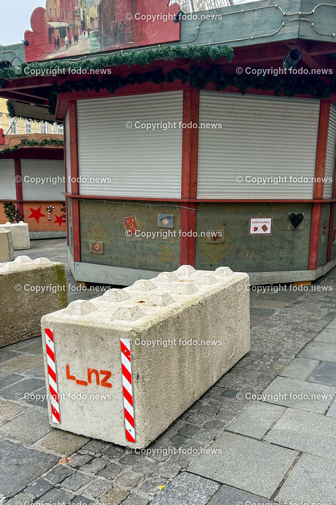 Linz_ Weihnachtsmarkt_ Terrorschutz_ 19.11.2025-6 | 19.11.2025, LINZ, AUT, Weihnachtsmarkt, im Bild Themenbild, Betonbarrieren, Betonblock, Terrorschutz, Hauptplatz, Stadt, L_nz, Sicherheit, Fußgaengerzone, Weihnachtsmarkt, Huetten, Winter, Absperrung, Verkehrsschutz, oeffentlicher Platz, Menschen, urban, Feature, Symbolbild