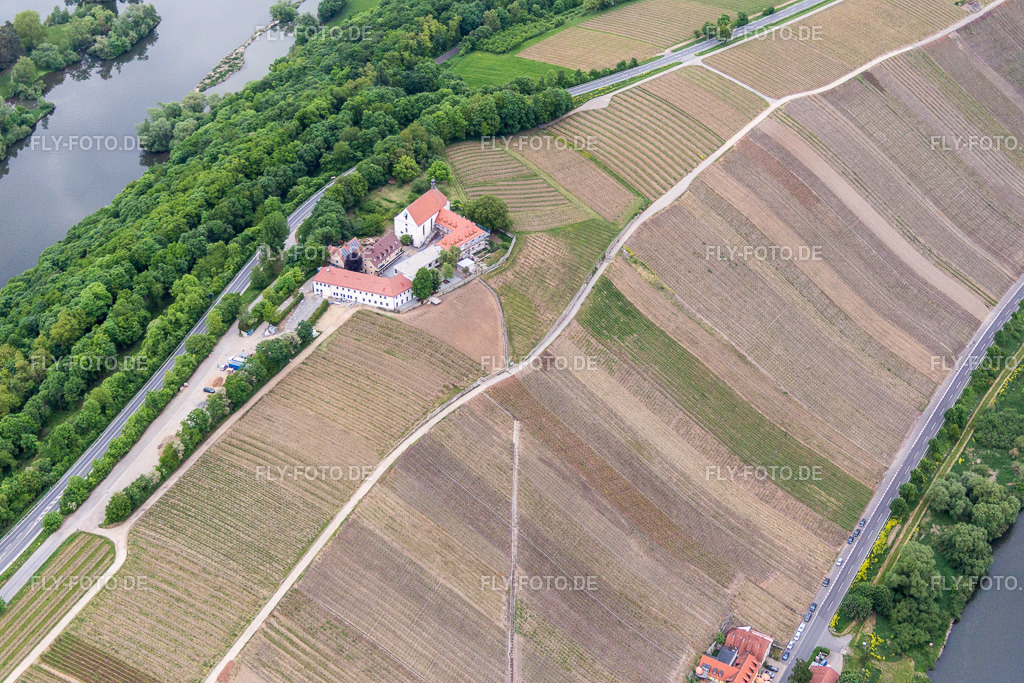 Weinbergs- Landschaft Mainhang an der Vogelsburg und Kirche Mariä Schutz Marker | Luftbild: Weinbergs- Landschaft Mainhang an der Vogelsburg und Kirche Mariä Schutz Marker im Ortsteil Escherndorf in Volkach im Bundesland Bayern in Deutschland. Foto: IMG_078872.jpg vom 14.05.2015 durch Werner Riehm/FLY-FOTO.de - Realisiert mit Pictrs.com
