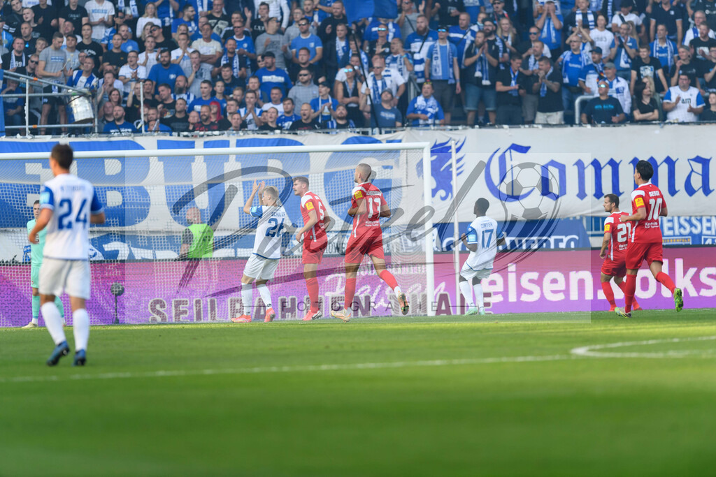 FCMFCK20210904_011 | Fussball, Herren:   beim Spiel der 3. Liga zwischen 1. FC Magdeburg und 1. FC Kaiserslautern in der MDCC-Arena am 04.09.2021 in Magdeburg, Deutschland.DFB / DFL REGULATIONS PROHIBIT ANY USE OF PHOTOGRAPHS AS IMAGE SEQUENCES AND/OR QUASI-VIDEO. - Realisiert mit Pictrs.com