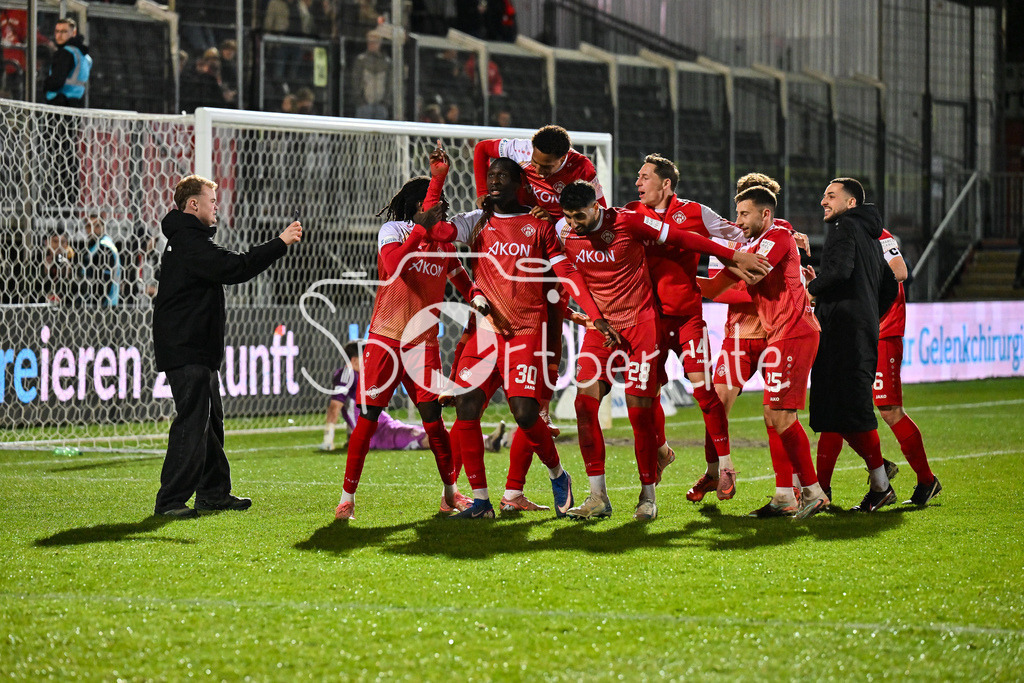 FC Würzburger Kickers - FC Bayern Amateure | WÜRZBURG, DEUTSCHLAND - 10. APRIL: grenzenloser Jubel der Kickers nach dem 2-1 Siegtreffer in der Nachspielzeit durch Tarsis BONGA (Würzburger Kickers 30) / Tor / Torschuetze / Freude / Happy während dem Match zwischen dem FC Würzburger Kickers und den Amateuren des FC Bayern München am 28. Spieltag der Regionalliga Bayern in der AKON Arena