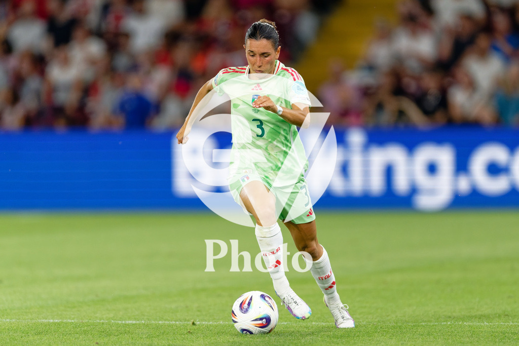 Norway v Italy - UEFA Women's EURO 2025 Quarter-Final | GENEVA, SWITZERLAND - JULY 16: Lucia Di Guglielmo of Italy controls the ball  during the UEFA Women's EURO 2025 Quarter-Final match between Norway and Italy at Stade de Geneve on July 16, 2025 in Geneva, Switzerland. (Photo by Giuseppe Velletri/Sports Press Photo/Getty Images)