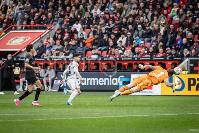 German Bundesliga, Bayer 04 Leverkusen vs. VfL Wolfsburg, 04.04.2026 | LEVERKUSEN, GERMANY - APRIL 4, 2026 :  Keeper Mark Flekken (Bayer 04 Leverkusen, 1) saves with a header before Mohammed Amoura (VfL Wolfsburg, 9) during the German Bundesliga match on gameday 28 between Bayer 04 Leverkusen vs. VfL Wolfsburg at BayArena on April 4, 2026 in Leverkusen, Germany. DFL REGULATIONS PROHIBIT ANY USE OF PHOTOGRAPHS AS IMAGE SEQUENCES AND/OR QUASI-VIDEO.