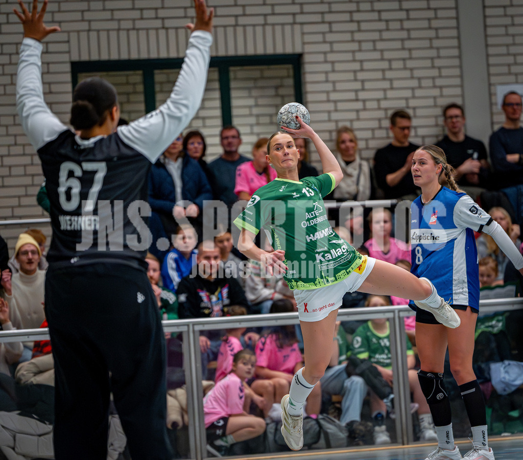 Handball I Frauen I Saison 2025-2026 I 3. Liga Staffel Nord I 10. Spieltag I SC SFN Vechta - HSG Blomberg-Lippe II I 0621 | Louisa Werner (67, HSG Blomberg-Lippe II) gegen Nele Wessels (13, SC SFN Vechta) - Realisiert mit Pictrs.com