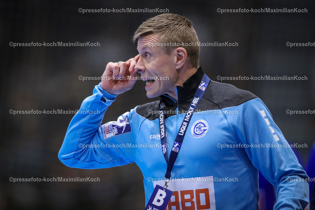 Gum1HBL19022401031 | 19.02.2024, Gummersbach, Handball, Liqui Moly Bundesliga, Schwalbe-Arena, VfL Gummersbach - SC DHfK Leipzig: Headcoach Trainer Gudjon Valur Sigurdsson (VfL Gummersbach) steht wild gestikulierend an der Seitenlinie