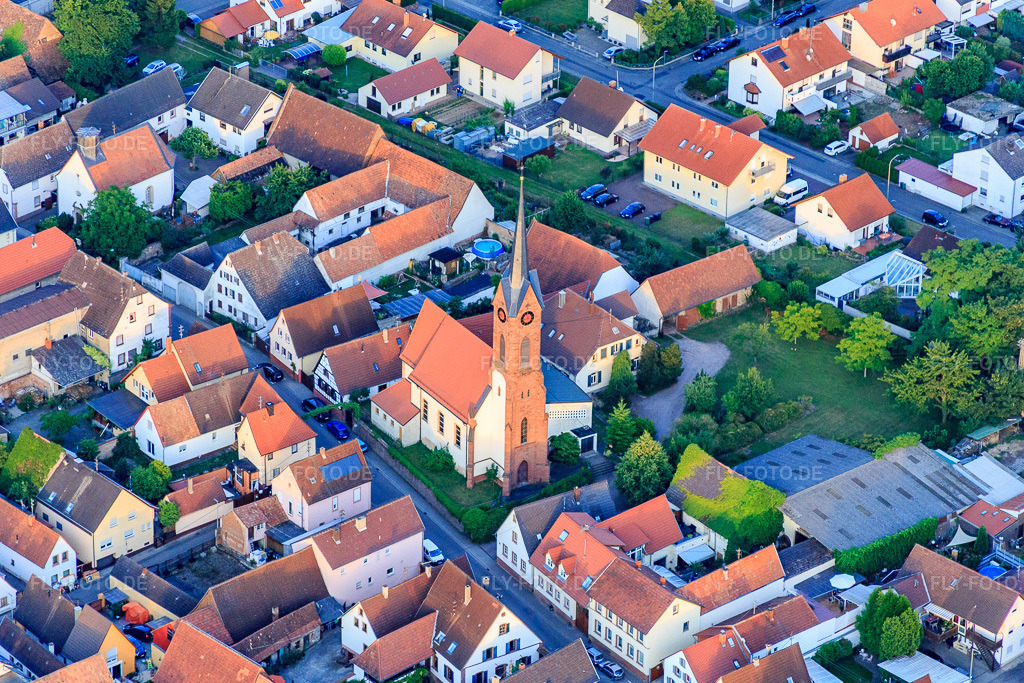 Luftbild: Kirche St. Georg im Ortsteil Niederhochstadt in Hochstadt im Bundesland Rheinland-Pfalz in Deutschland. Foto: IMG_082825.jpg vom 25.06.2015 durch Werner Riehm/FLY-FOTO.de