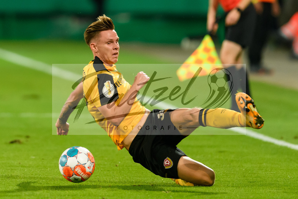 DREPAD20210806_125 | Fussball, Herren: Julius Kade (SG Dynamo Dresden) in Aktion, am Ball, Einzelaktion beim Spiel der 1. Runde im DFB-Pokal zwischen SG Dynamo Dresden und SC Paderborn 07 im Rudolf-Harbig-Stadion am 06.08.2021 in Dresden, Deutschland.DFB / DFL REGULATIONS PROHIBIT ANY USE OF PHOTOGRAPHS AS IMAGE SEQUENCES AND/OR QUASI-VIDEO. - Realisiert mit Pictrs.com
