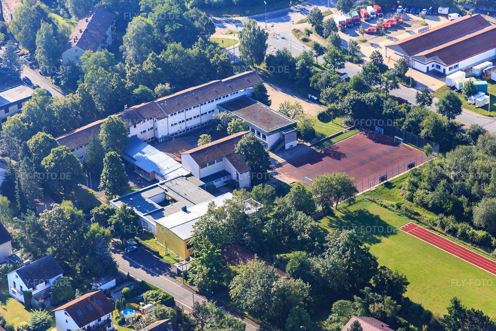 Luftbild: Grundschule Frauenaurach im Ortsteil Frauenaurach in Erlangen im Bundesland Bayern in Deutschland. – Foto: IMG_092711.jpg vom 07.08.2016 durch Werner Riehm/FLY-FOTO.de – Auflösung des Originals: 5472 x 3648 px – Volksschule Erlangen-Frauenaurach 