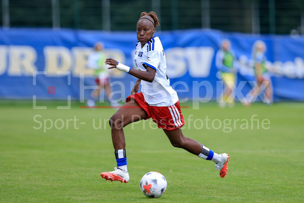 Fussball, Testspiel Frauen, Hamburger SV - Odense BK | Magou Doucoure (Hamburger SV, HSV, 2) am Ball, Freisteller, Einzelbild, Ganzkörper, Aktion, Action, Spielszene