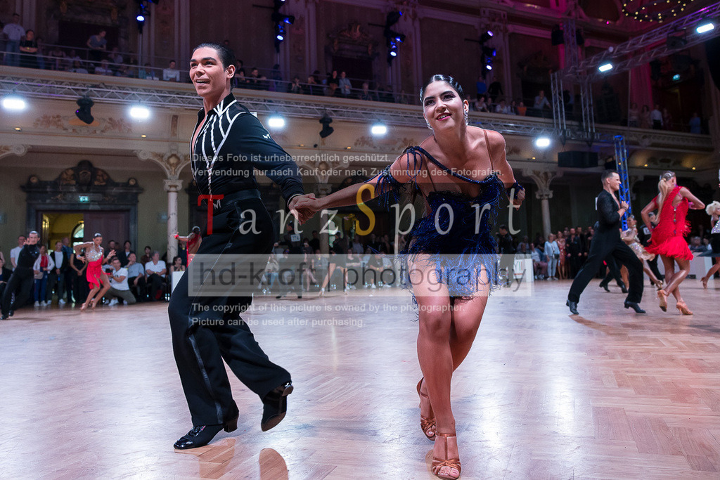 20240706_WDSF_WO_Latin_8783 | Tanzsportbilder, Standardtanz, Lateintanz, WDSF, DTV, LTVB, dancecomp, goc, hessen tanzt, blaues band der spree, walzer, tango, wiener walzer, slowfox, quickstepp, samba, rumba, cha-cha-cha, paso doble. jive, hd-kroft photography, turniertanzsport